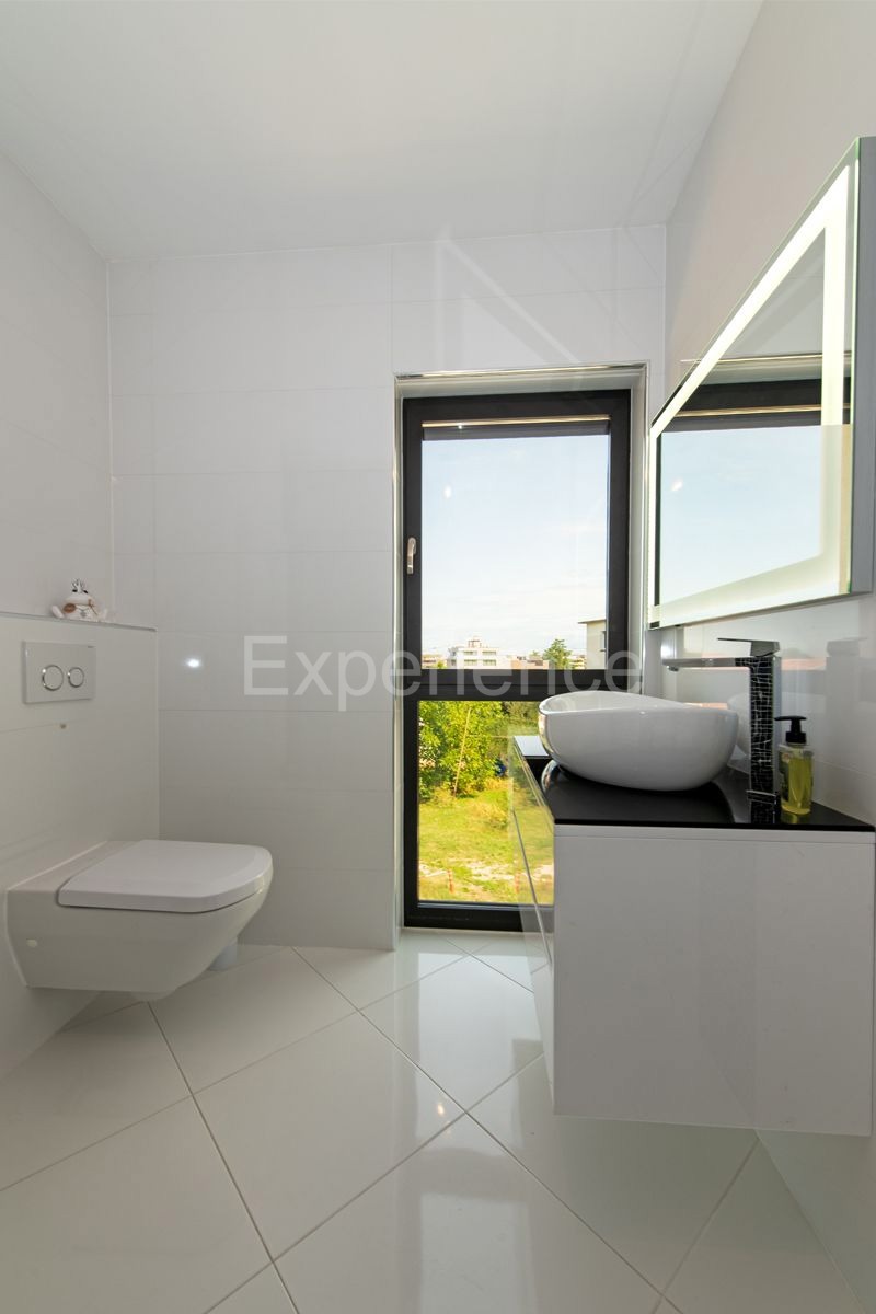 Appartamento di lusso con garage – a soli 350 m dalla spiaggia e dal centro di Parenzo!