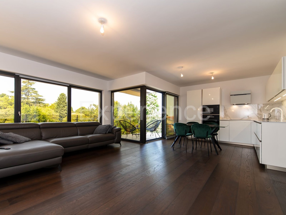 Appartamento di lusso con garage – a soli 350 m dalla spiaggia e dal centro di Parenzo!