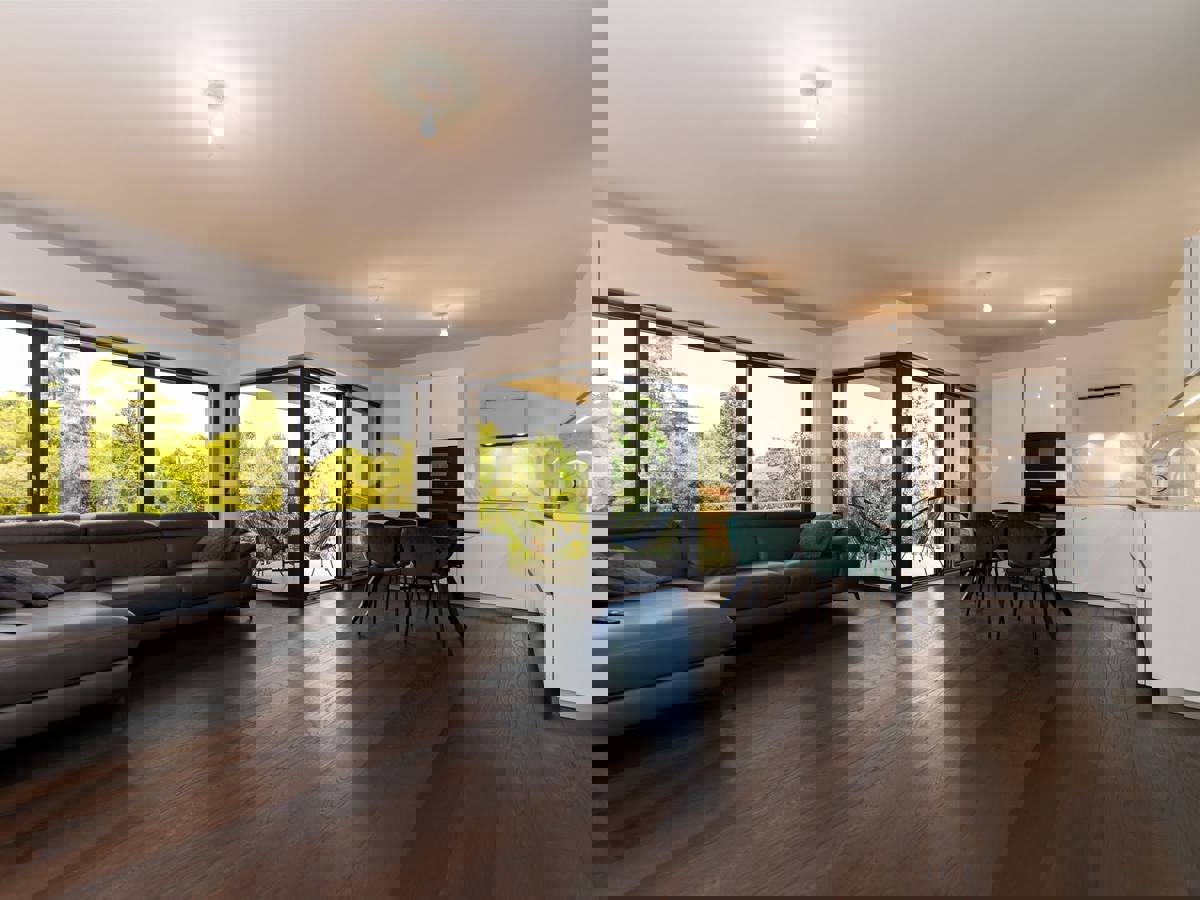 Appartamento di lusso con garage – a soli 350 m dalla spiaggia e dal centro di Parenzo!