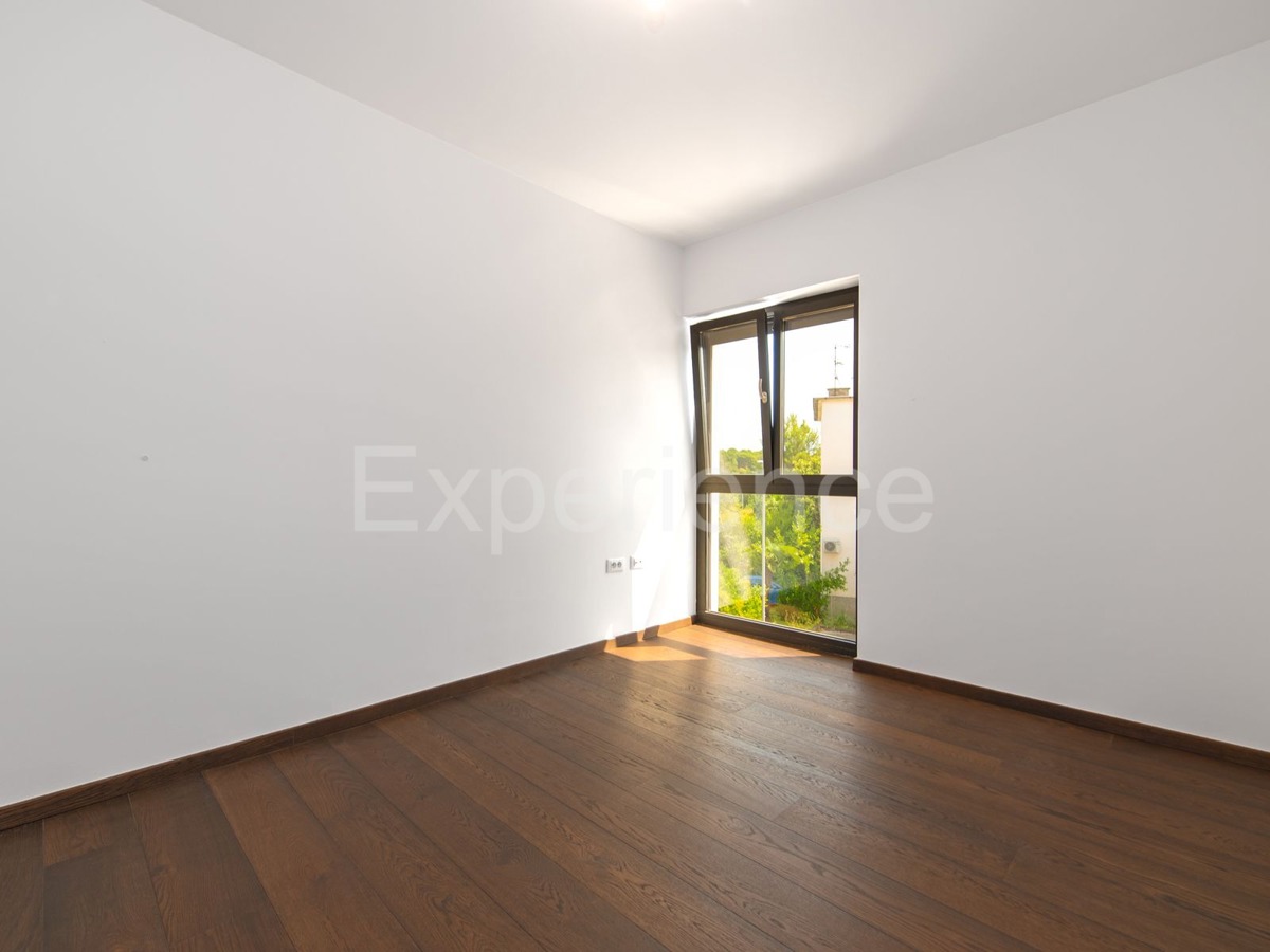 Appartamento di lusso con garage – a soli 350 m dalla spiaggia e dal centro di Parenzo!