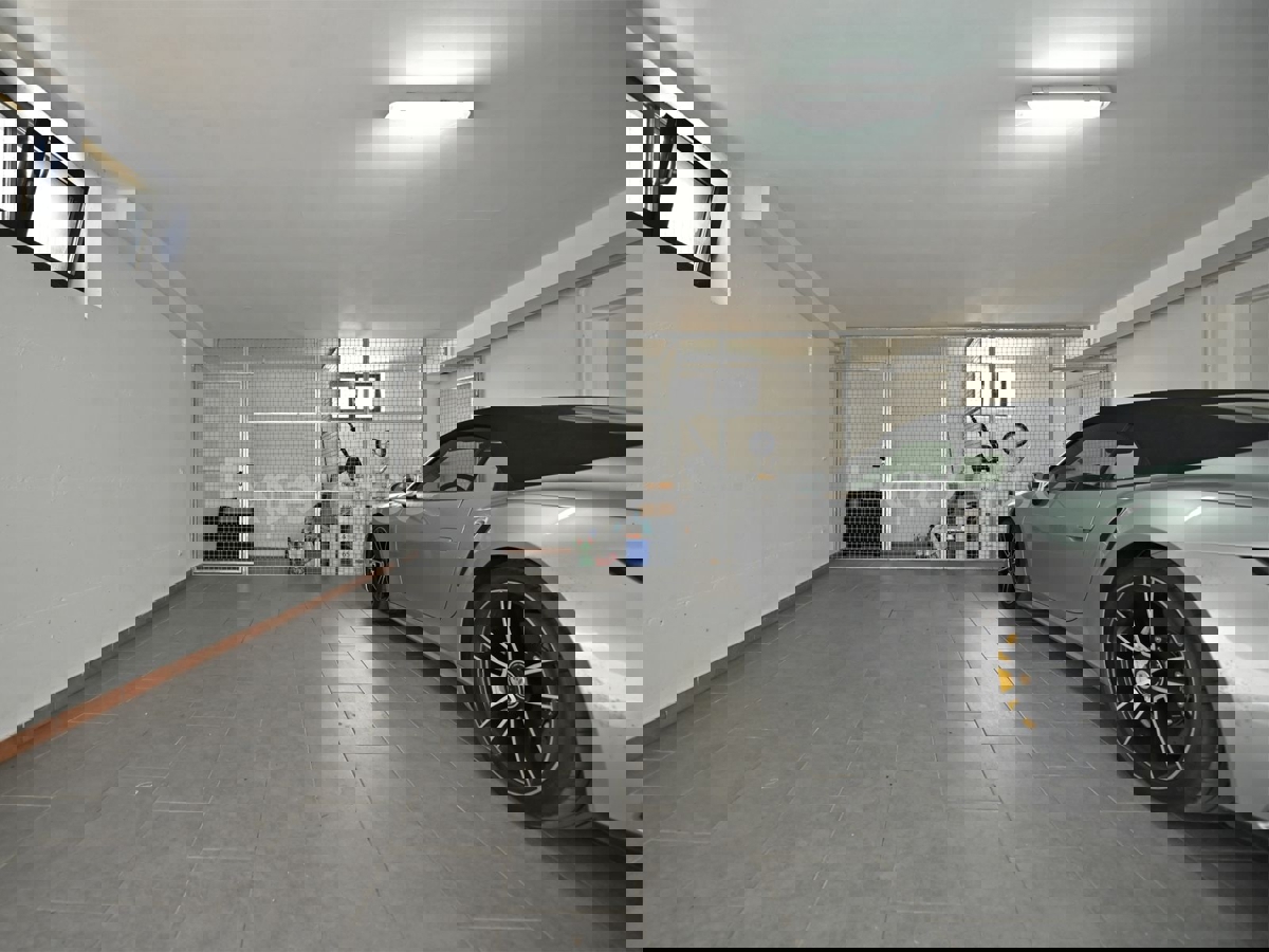 Appartamento di lusso con garage – a soli 350 m dalla spiaggia e dal centro di Parenzo!