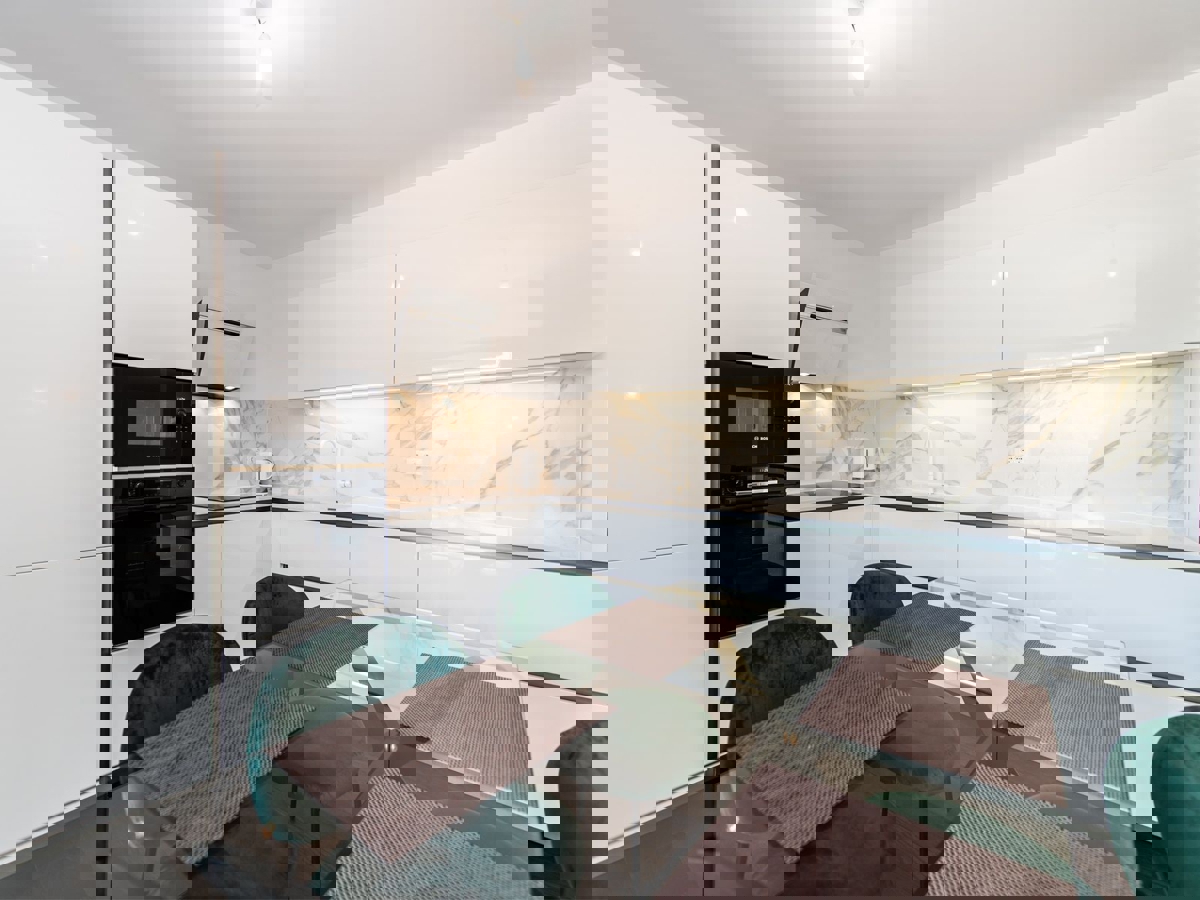 Appartamento di lusso con garage – a soli 350 m dalla spiaggia e dal centro di Parenzo!