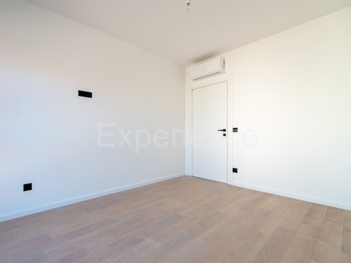 ISTRIA, Umago - appartamento in un nuovo edificio con ampio balcone, 2. piano, ASCENSORE