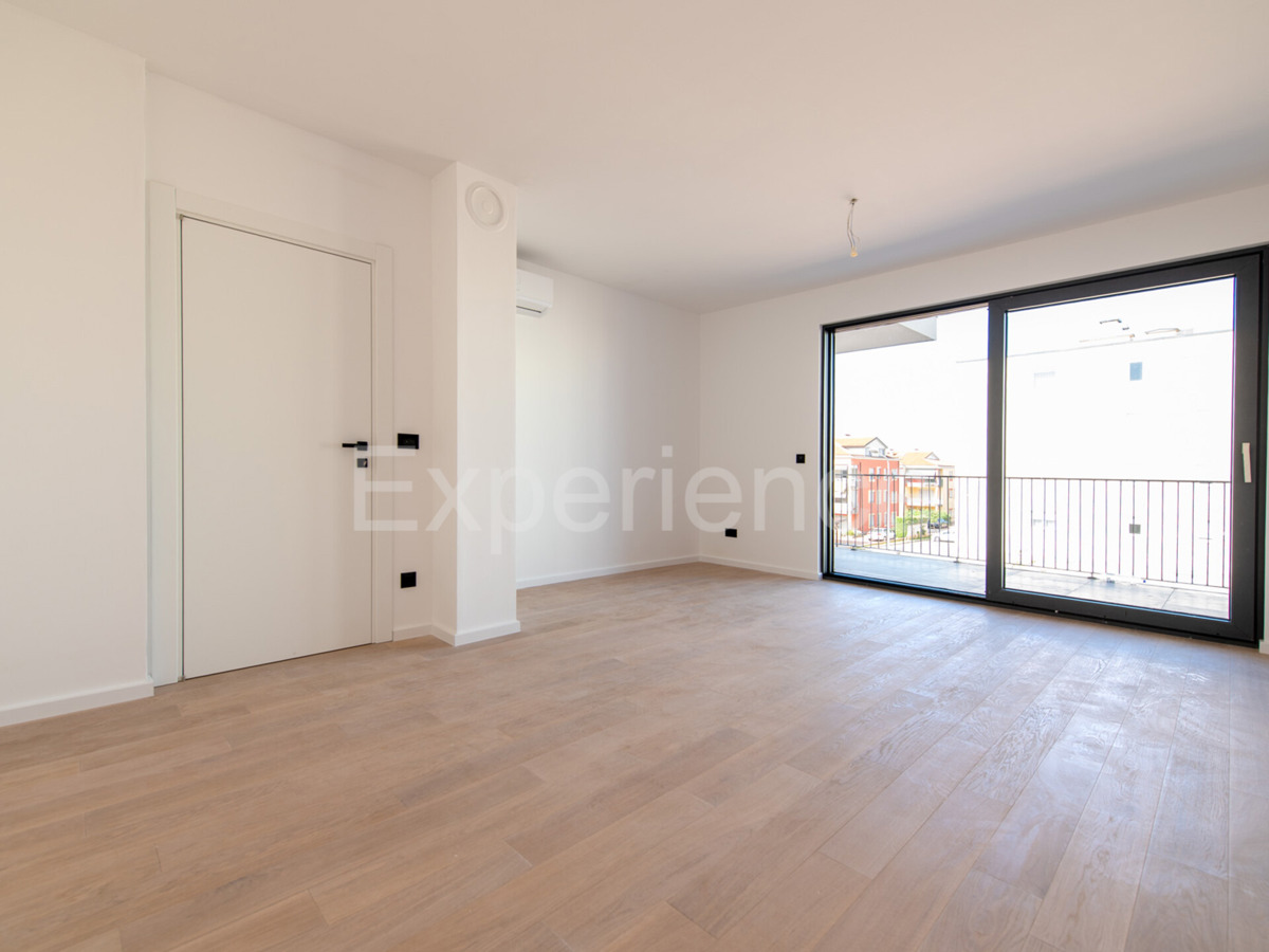 ISTRIA, Umago - appartamento in un nuovo edificio con ampio balcone, 2. piano, ASCENSORE