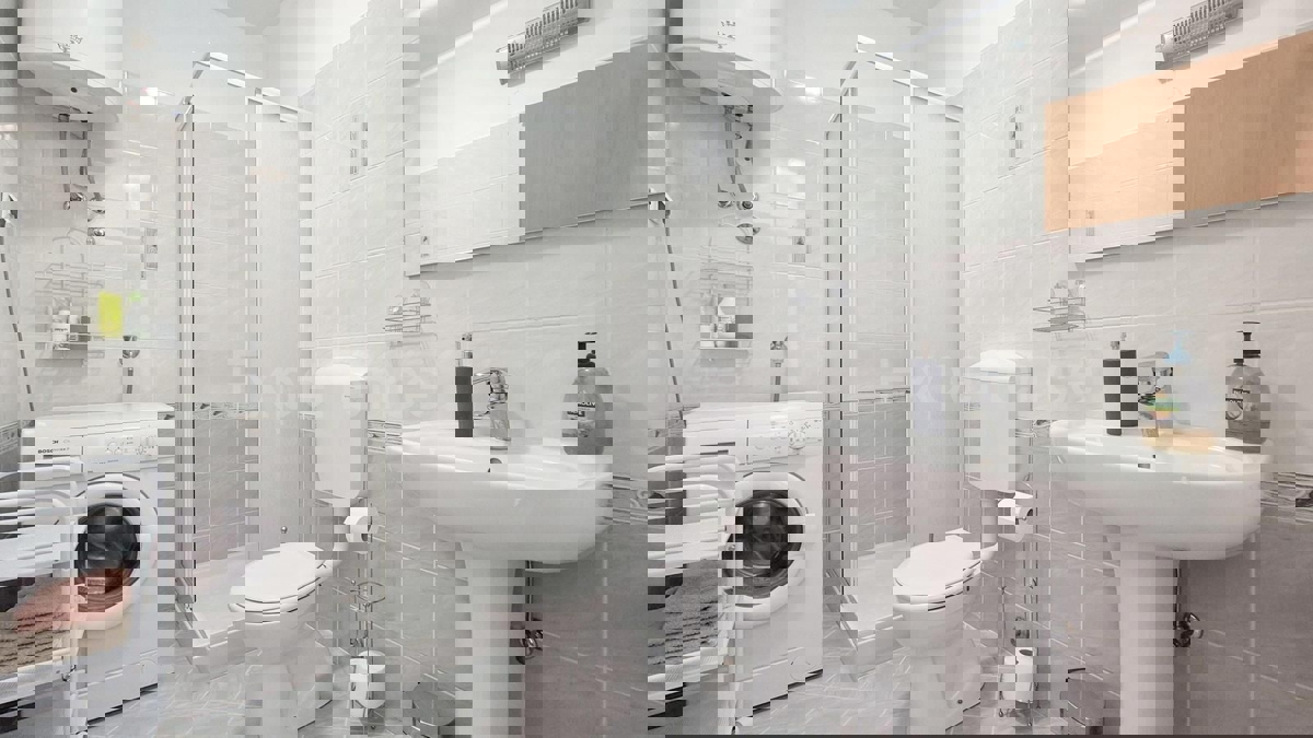 ISTRIA, vicino a Parenzo – a circa 1 km dal mare, casa bifamiliare con giardino!