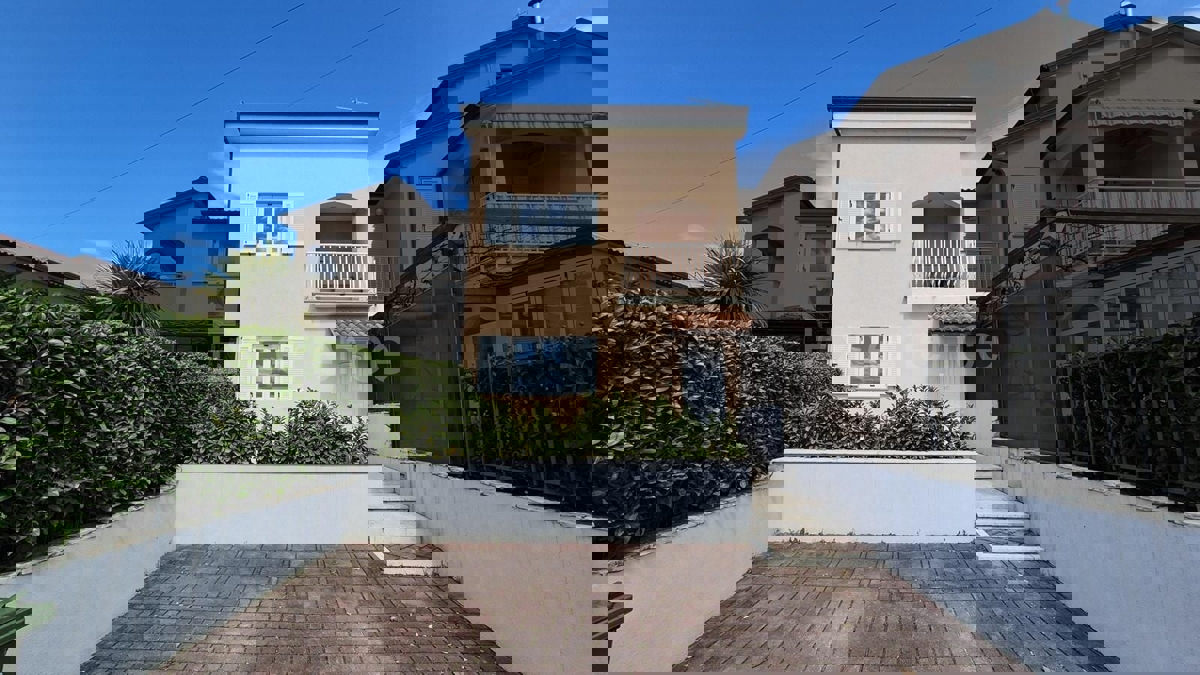 ISTRIA, vicino a Parenzo – a circa 1 km dal mare, casa bifamiliare con giardino!