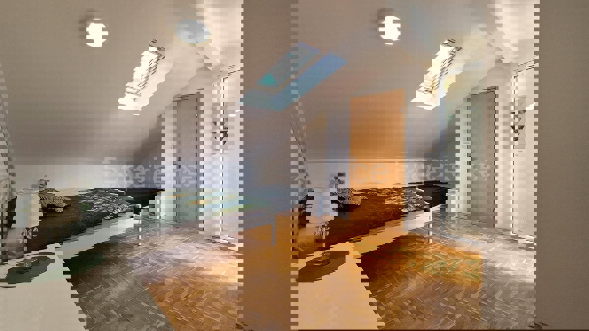 ISTRIA, vicino a Parenzo – a circa 1 km dal mare, casa bifamiliare con giardino!