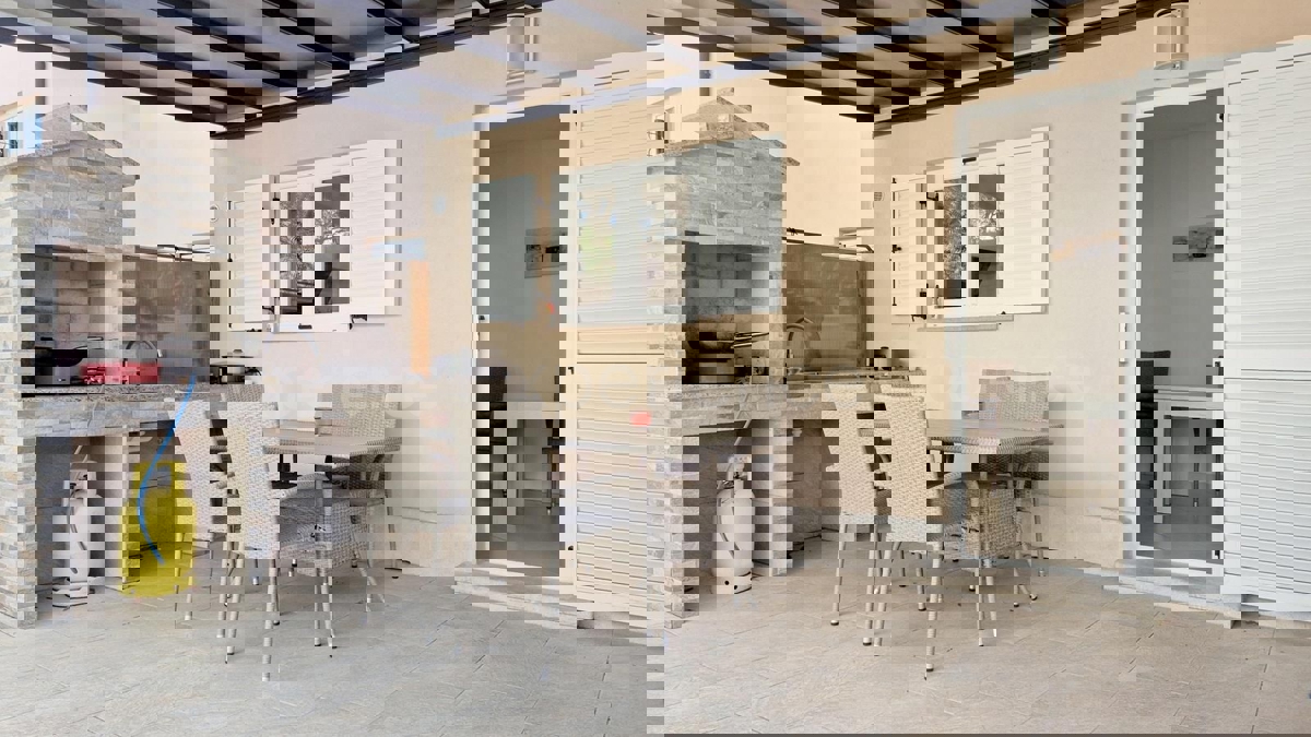 ISTRIA, vicino a Parenzo – a circa 1 km dal mare, casa bifamiliare con giardino!