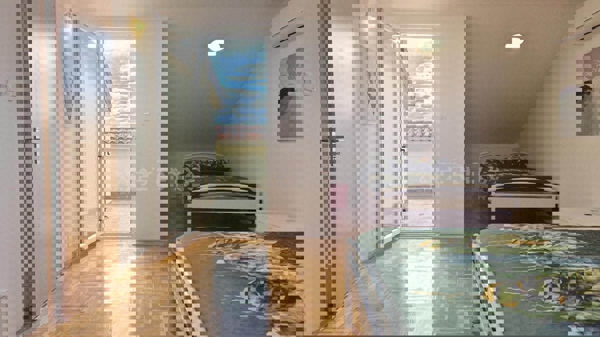 ISTRIA, vicino a Parenzo – a circa 1 km dal mare, casa bifamiliare con giardino!