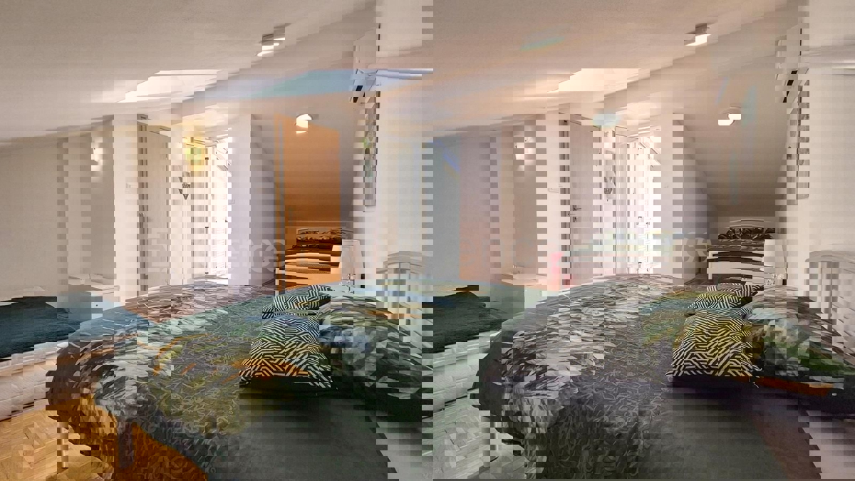 ISTRIA, vicino a Parenzo – a circa 1 km dal mare, casa bifamiliare con giardino!