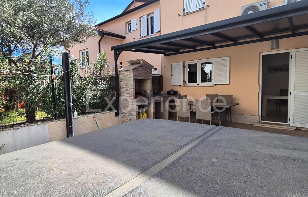 ISTRIA, vicino a Parenzo – a circa 1 km dal mare, casa bifamiliare con giardino!