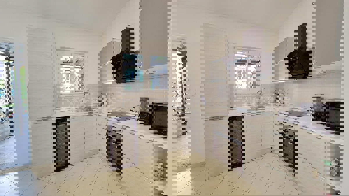 ISTRIA, vicino a Parenzo – a circa 1 km dal mare, casa bifamiliare con giardino!