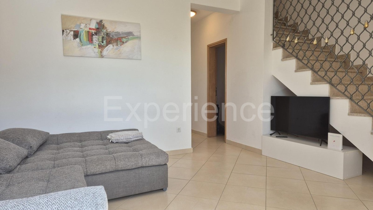 ISTRIA, vicino a Parenzo – a circa 1 km dal mare, casa bifamiliare con giardino!