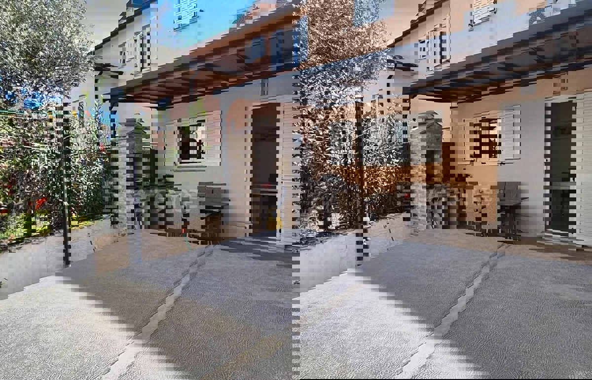 ISTRIA, vicino a Parenzo – a circa 1 km dal mare, casa bifamiliare con giardino!