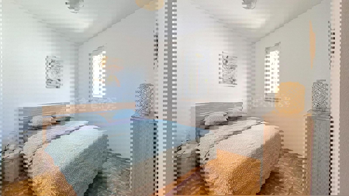 ISTRIA, vicino a Parenzo – a circa 1 km dal mare, casa bifamiliare con giardino!