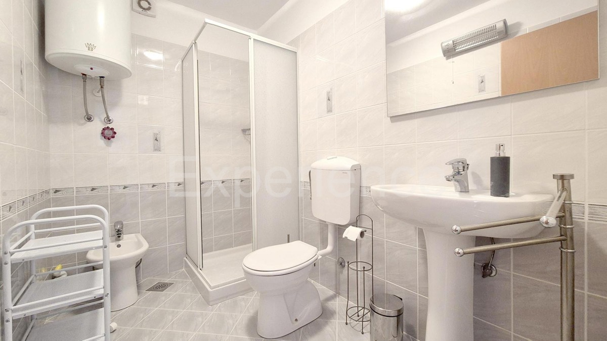 ISTRIA, vicino a Parenzo – a circa 1 km dal mare, casa bifamiliare con giardino!