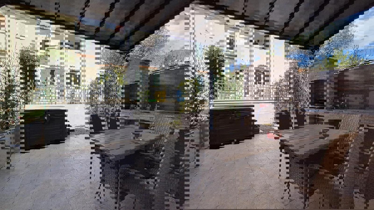 ISTRIA, vicino a Parenzo – a circa 1 km dal mare, casa bifamiliare con giardino!