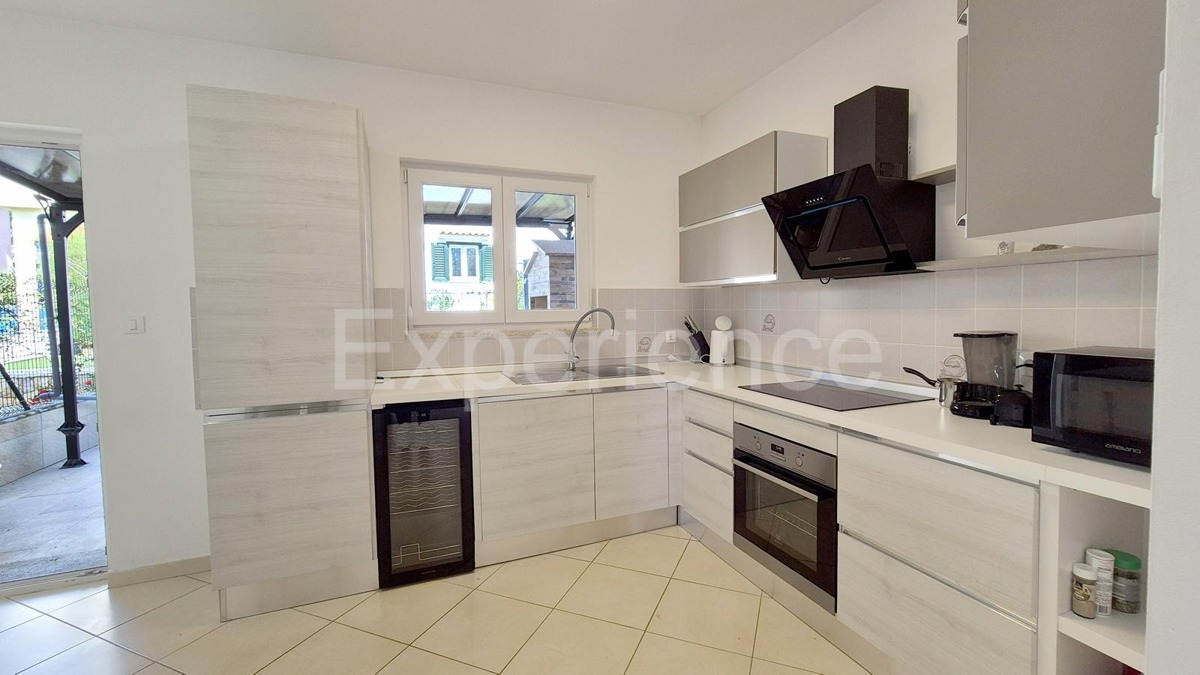 ISTRIA, vicino a Parenzo – a circa 1 km dal mare, casa bifamiliare con giardino!