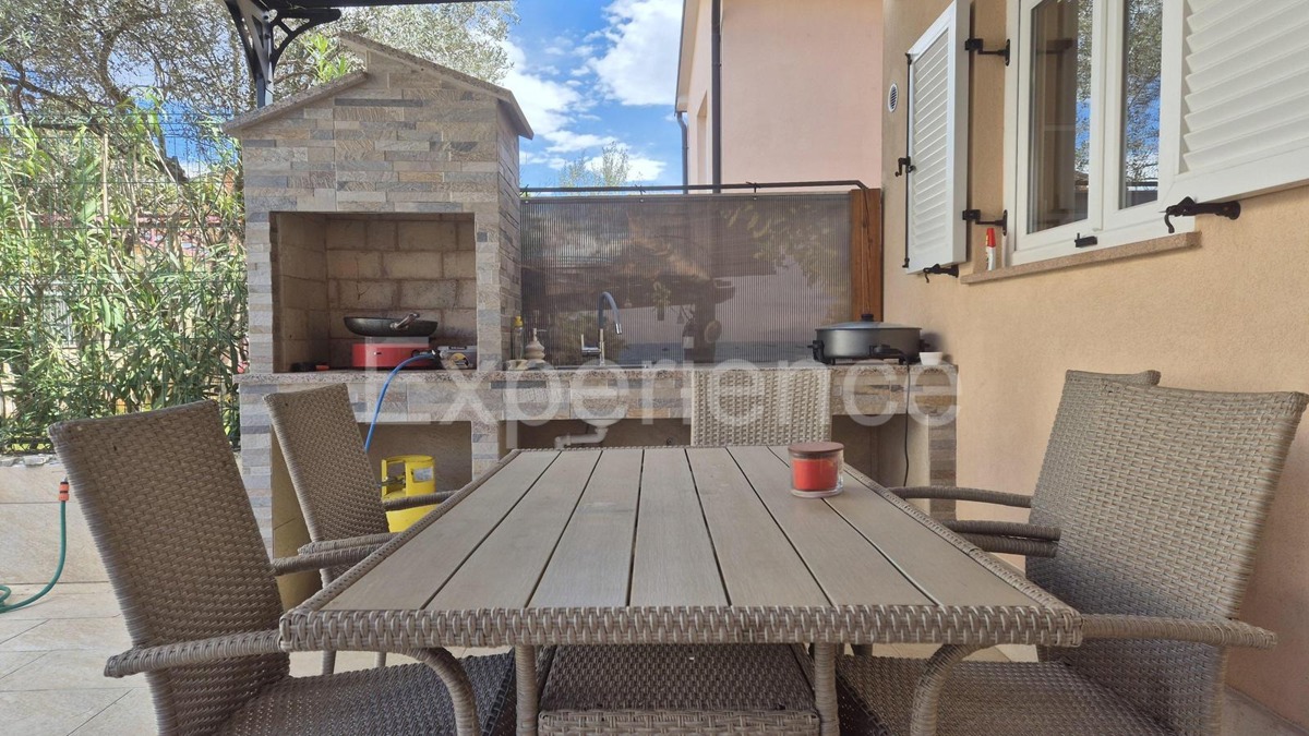 ISTRIA, vicino a Parenzo – a circa 1 km dal mare, casa bifamiliare con giardino!