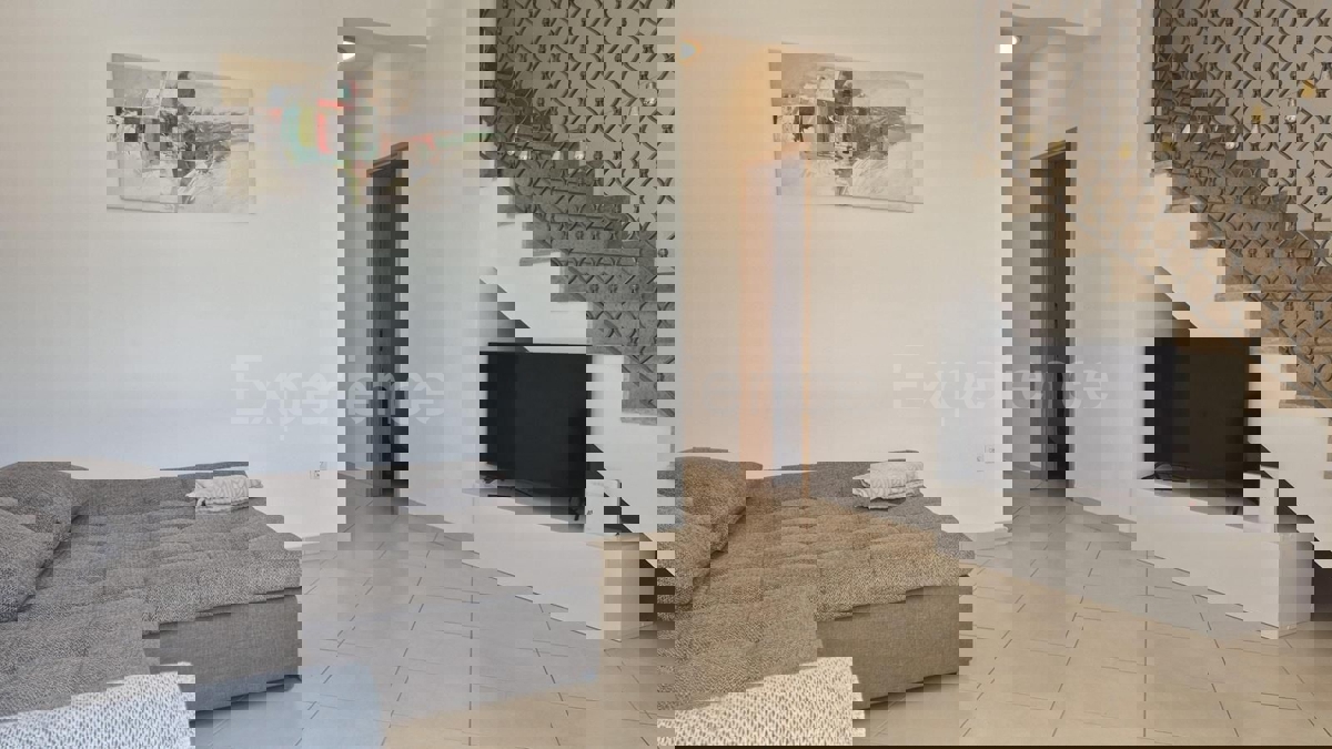 ISTRIA, vicino a Parenzo – a circa 1 km dal mare, casa bifamiliare con giardino!