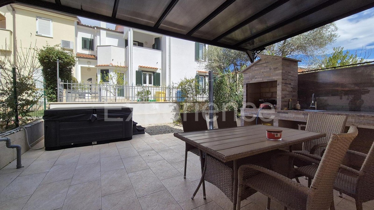 ISTRIA, vicino a Parenzo – a circa 1 km dal mare, casa bifamiliare con giardino!