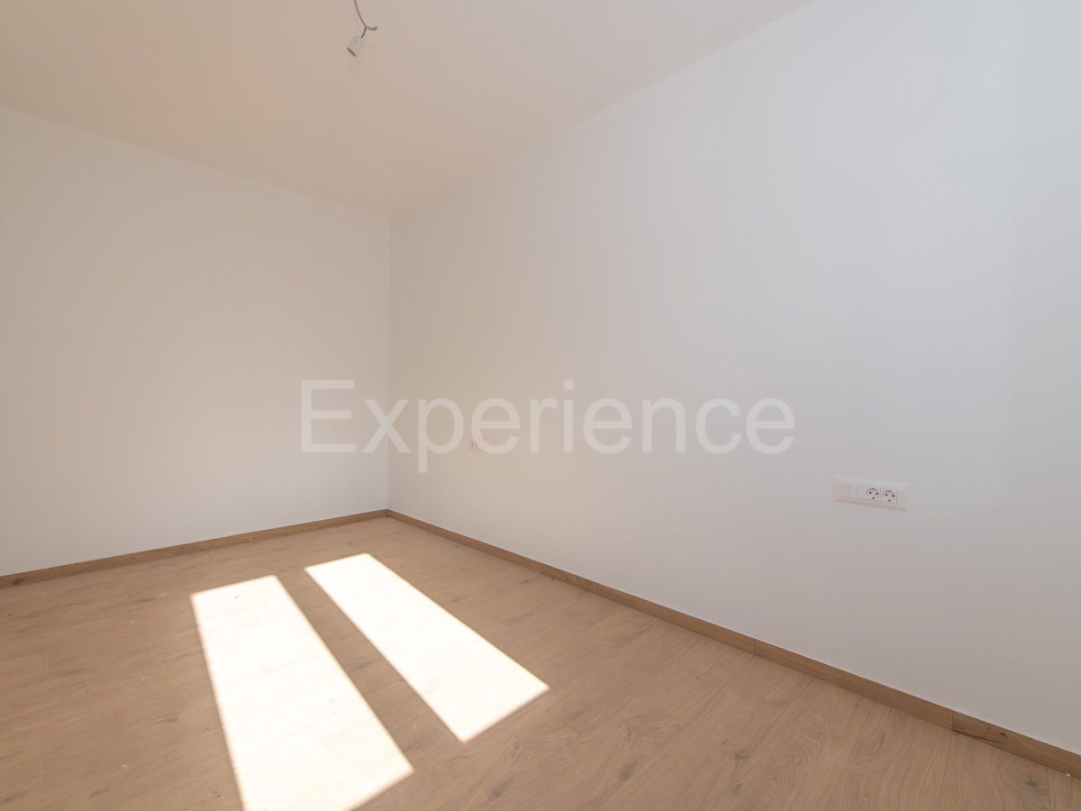 Nelle vicinanze di Parenzo - appartamento in un nuovo edificio, piano terra con GIARDINO!