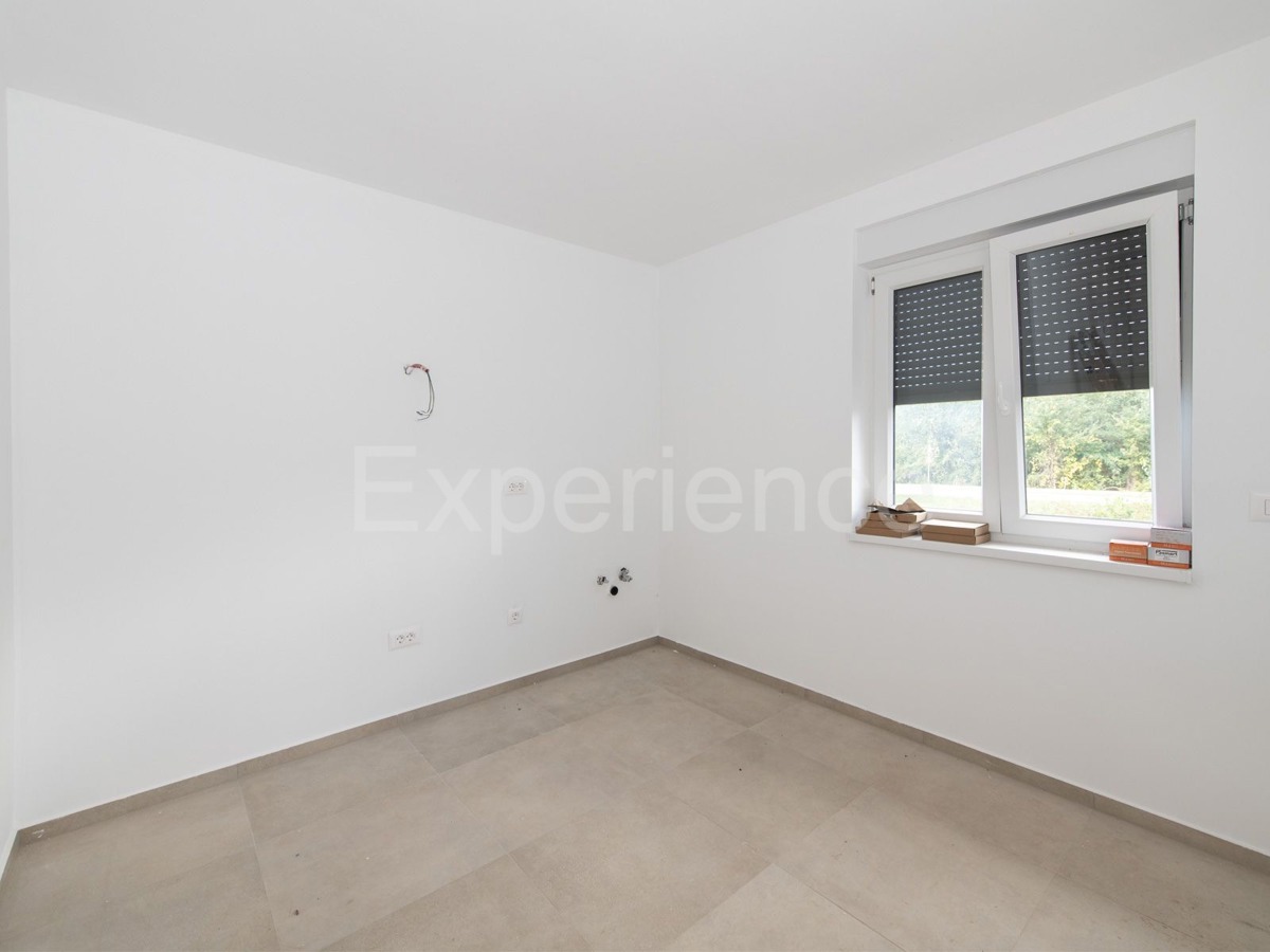 Nelle vicinanze di Parenzo - appartamento in un nuovo edificio, piano terra con GIARDINO!