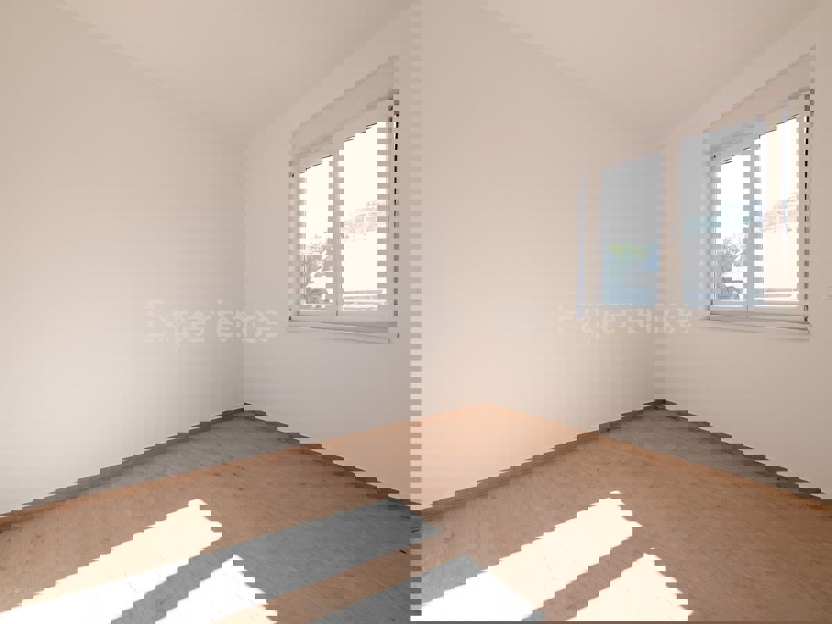 Nelle vicinanze di Parenzo - appartamento in un nuovo edificio, piano terra con GIARDINO!