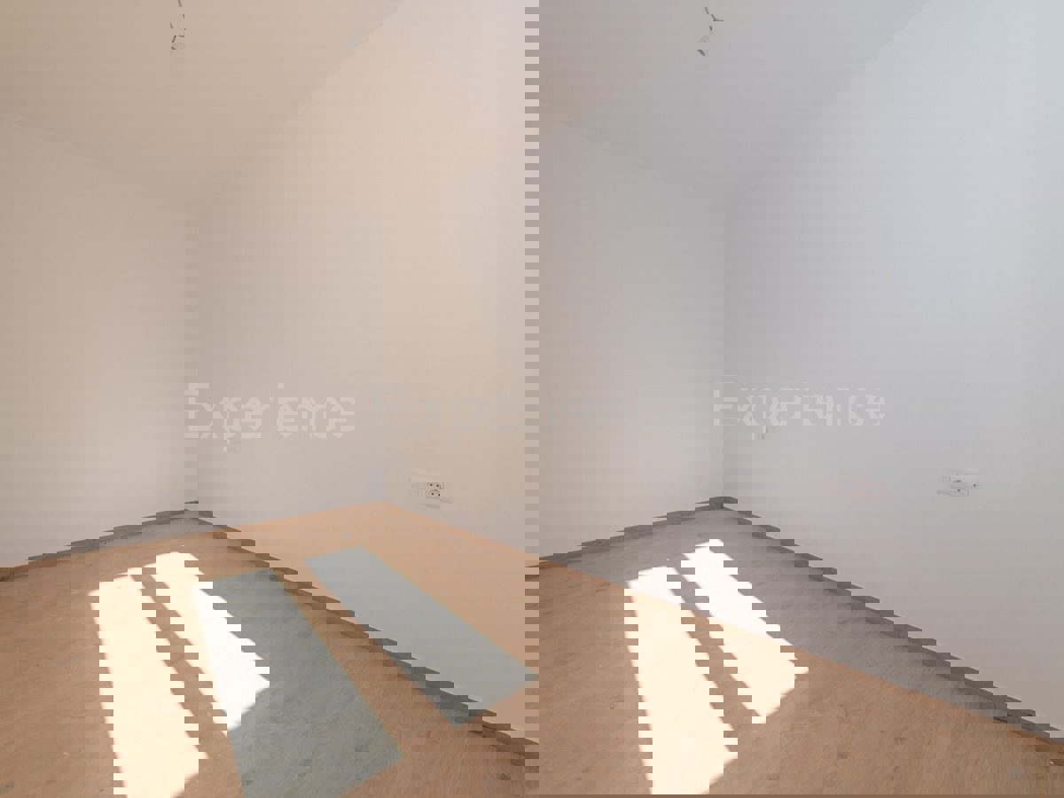 Nelle vicinanze di Parenzo - appartamento in un nuovo edificio, piano terra con GIARDINO!