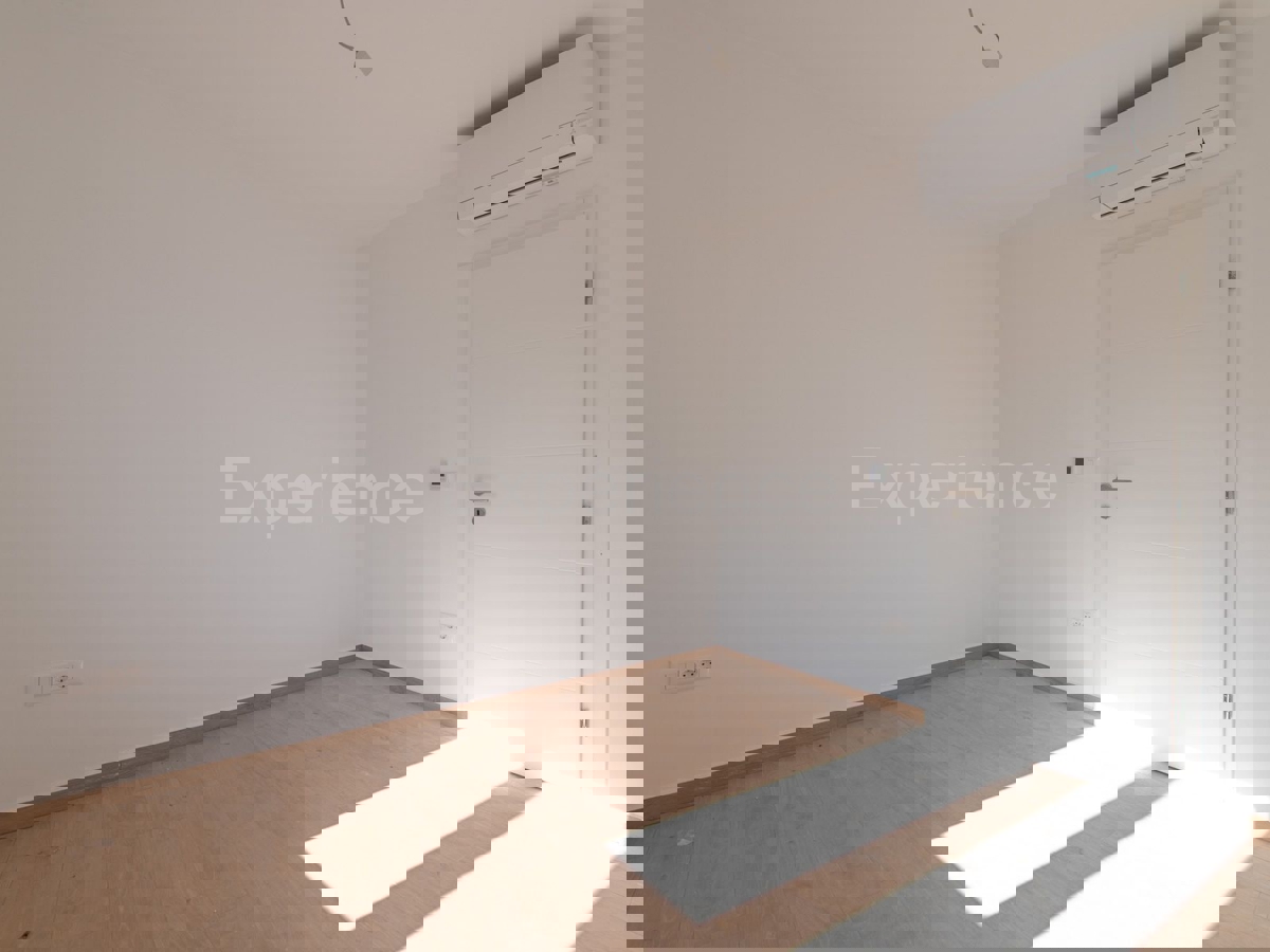 Nelle vicinanze di Parenzo - appartamento in un nuovo edificio, piano terra con GIARDINO!