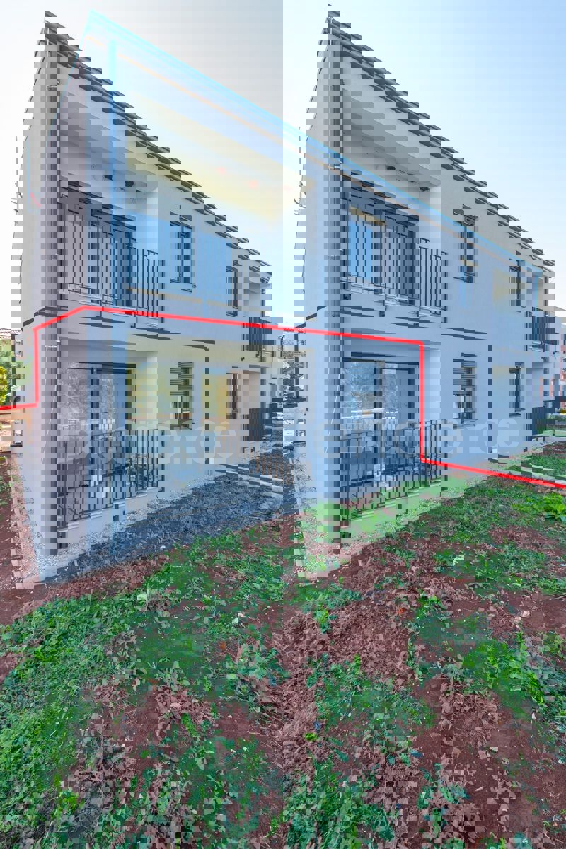 Nelle vicinanze di Parenzo - appartamento in un nuovo edificio, piano terra con GIARDINO!