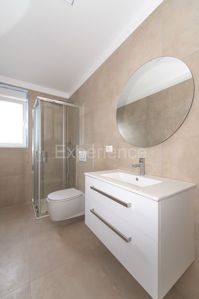 Nelle vicinanze di Parenzo - appartamento in un nuovo edificio, piano terra con GIARDINO!