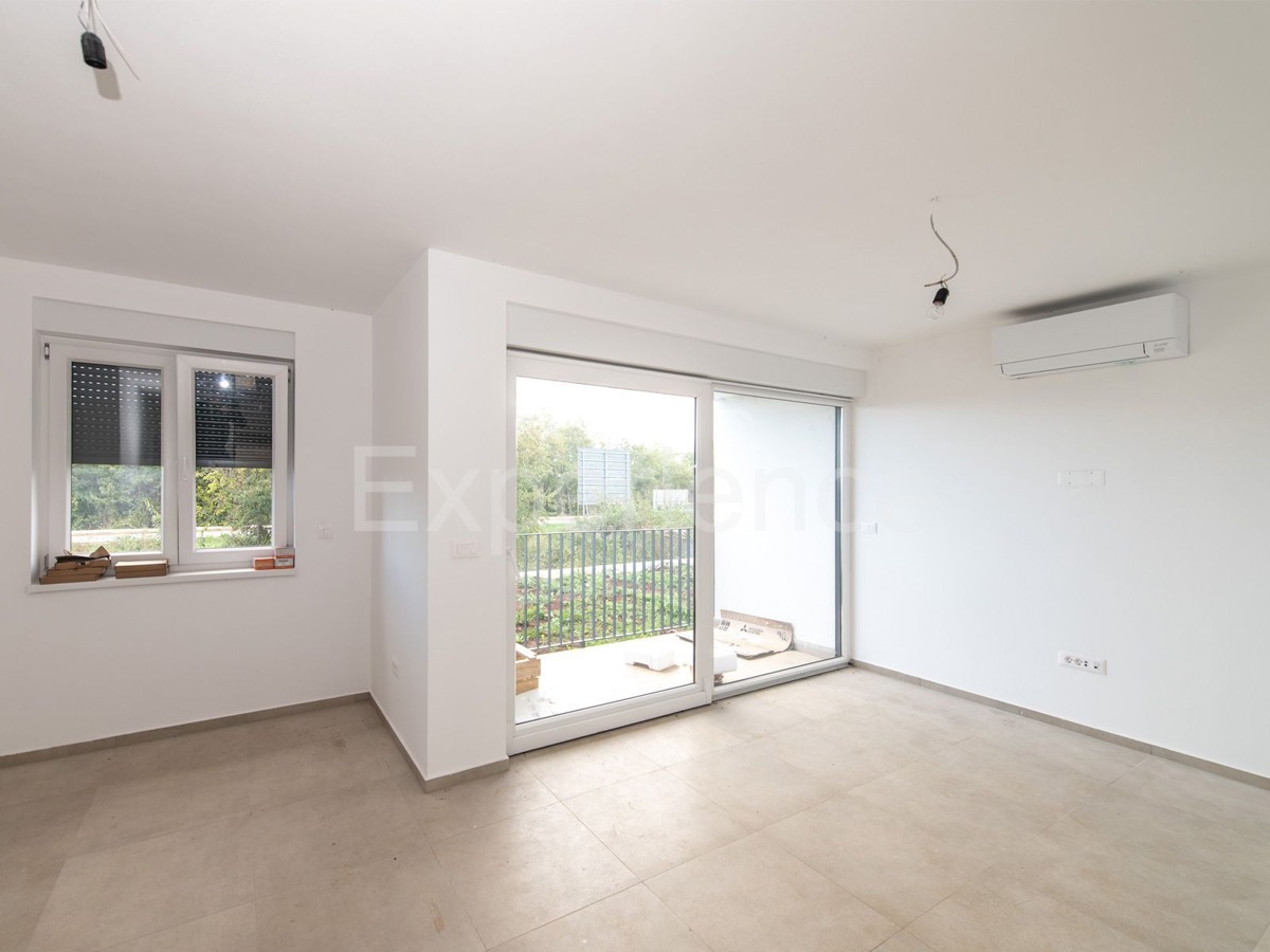 Nelle vicinanze di Parenzo - appartamento in un nuovo edificio, piano terra con GIARDINO!