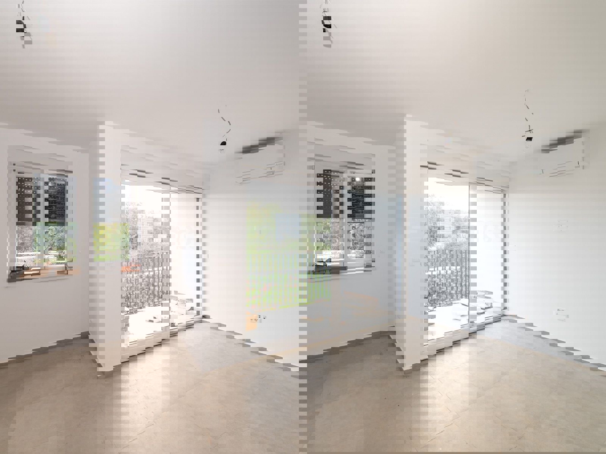 Nelle vicinanze di Parenzo - appartamento in un nuovo edificio, piano terra con GIARDINO!