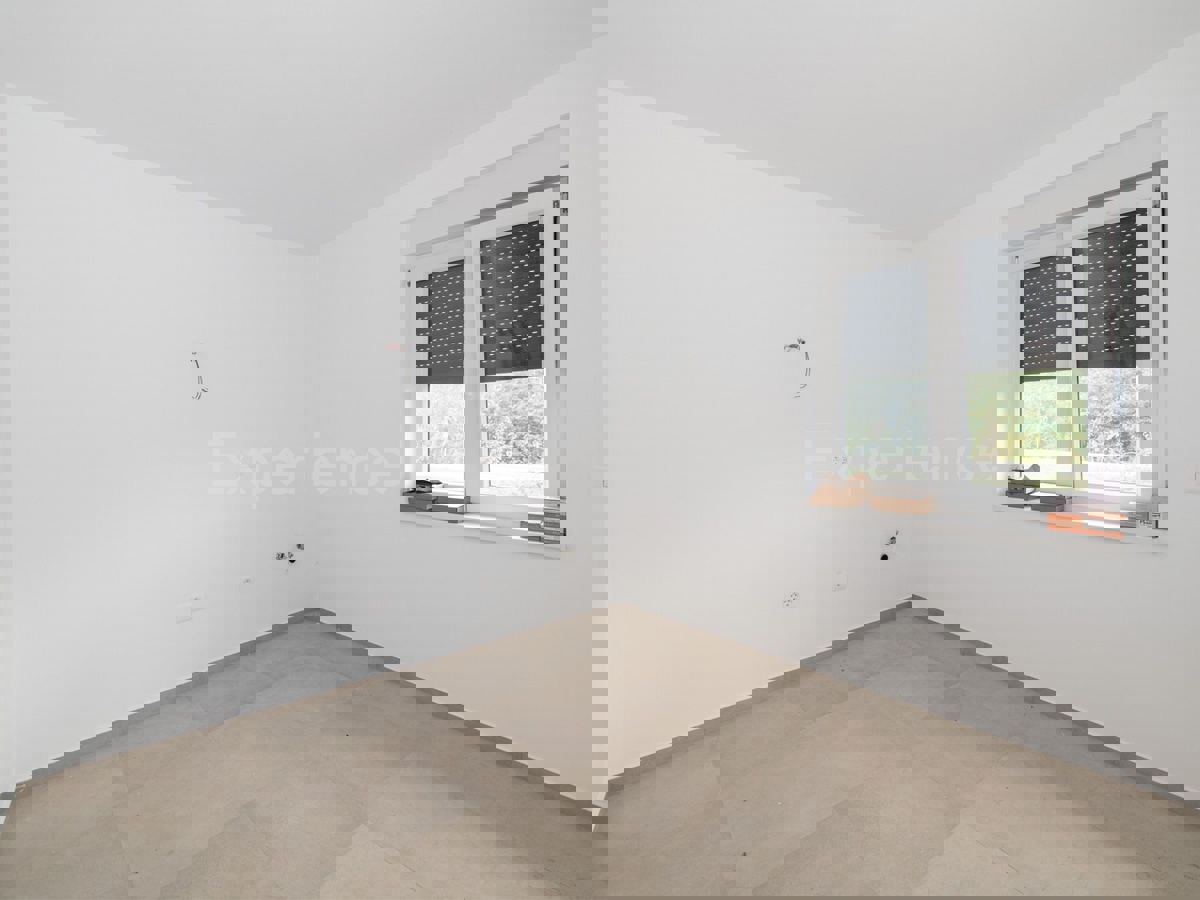 Nelle vicinanze di Parenzo - appartamento in un nuovo edificio, piano terra con GIARDINO!