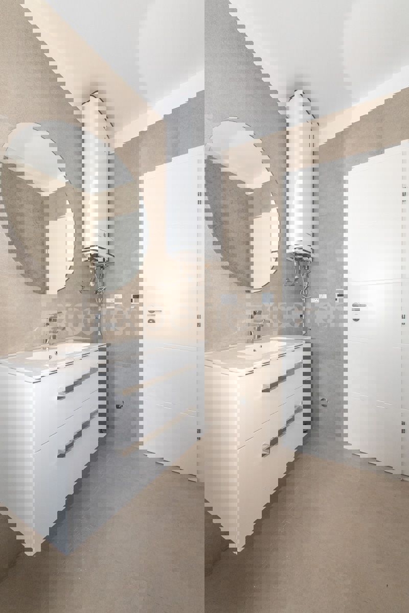 Nelle vicinanze di Parenzo - appartamento in un nuovo edificio, piano terra con GIARDINO!