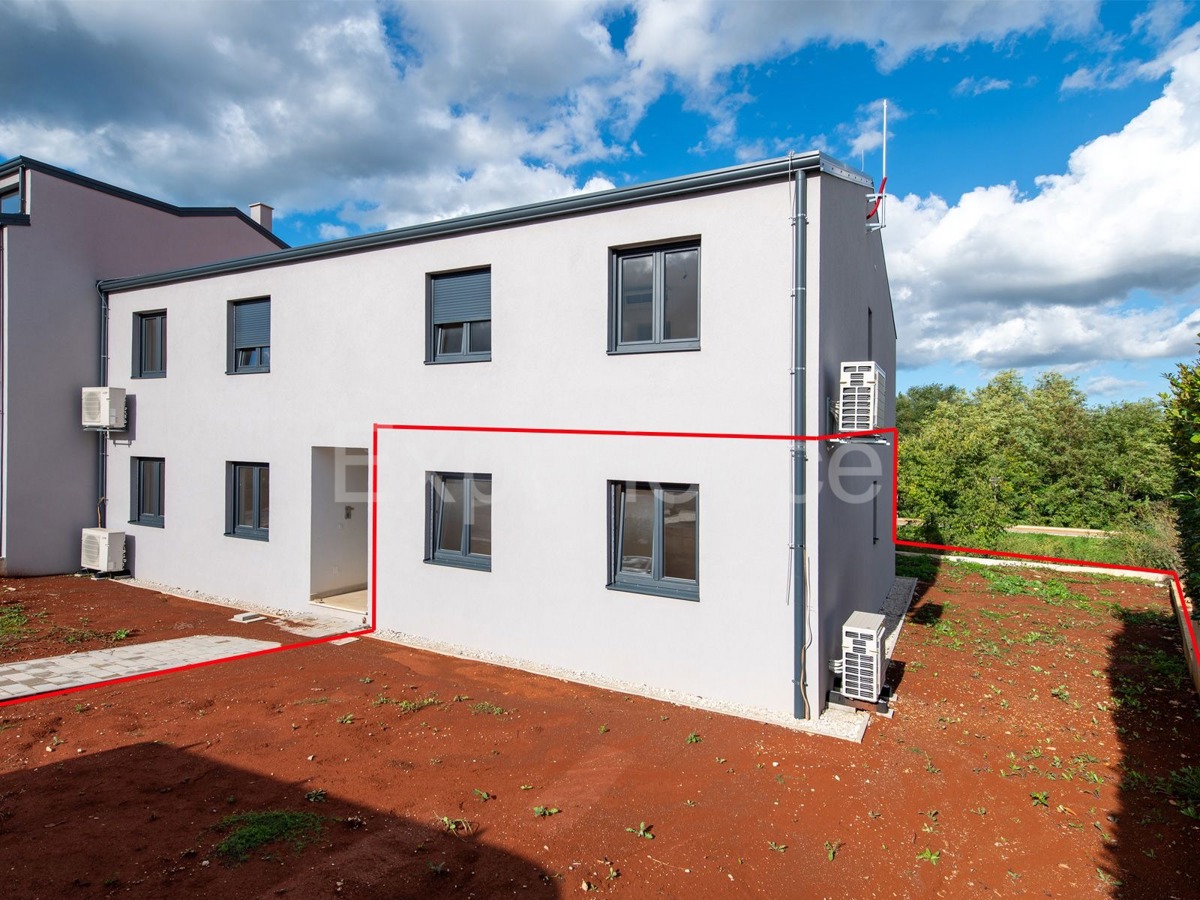 Nelle vicinanze di Parenzo - appartamento in un nuovo edificio, piano terra con GIARDINO!