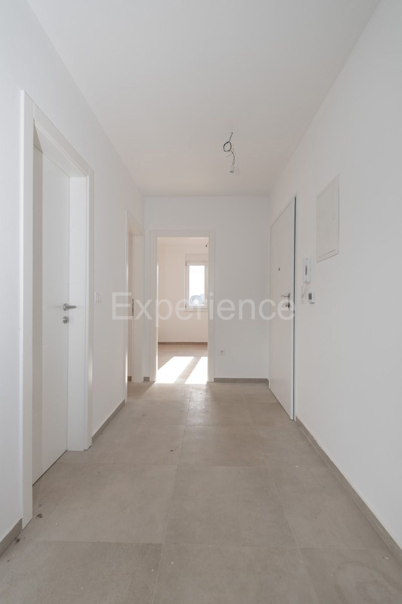 Nelle vicinanze di Parenzo - appartamento in un nuovo edificio, piano terra con GIARDINO!