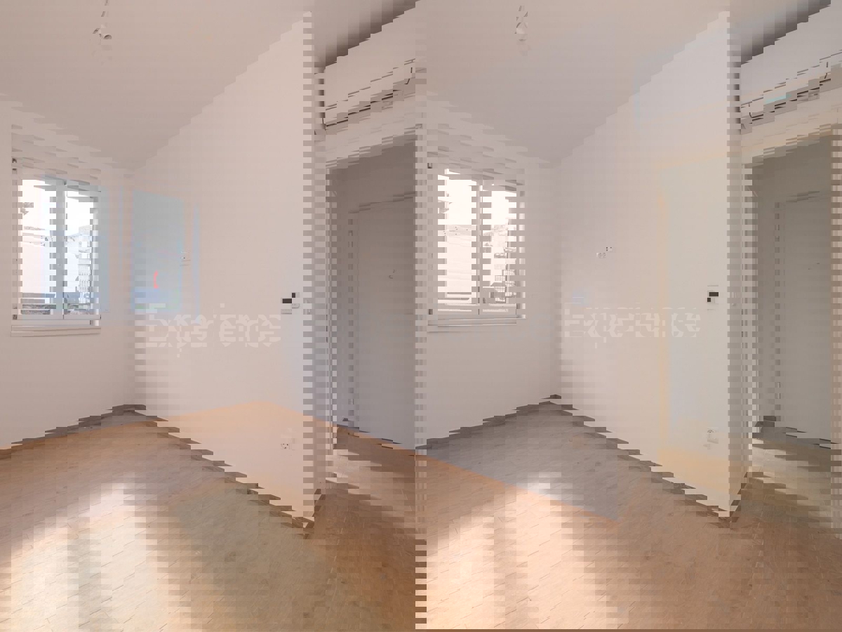 Nelle vicinanze di Parenzo - appartamento in un nuovo edificio, piano terra con GIARDINO!