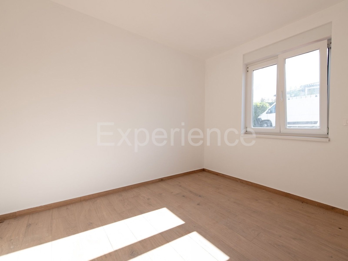 Nelle vicinanze di Parenzo - appartamento in un nuovo edificio, piano terra con GIARDINO!