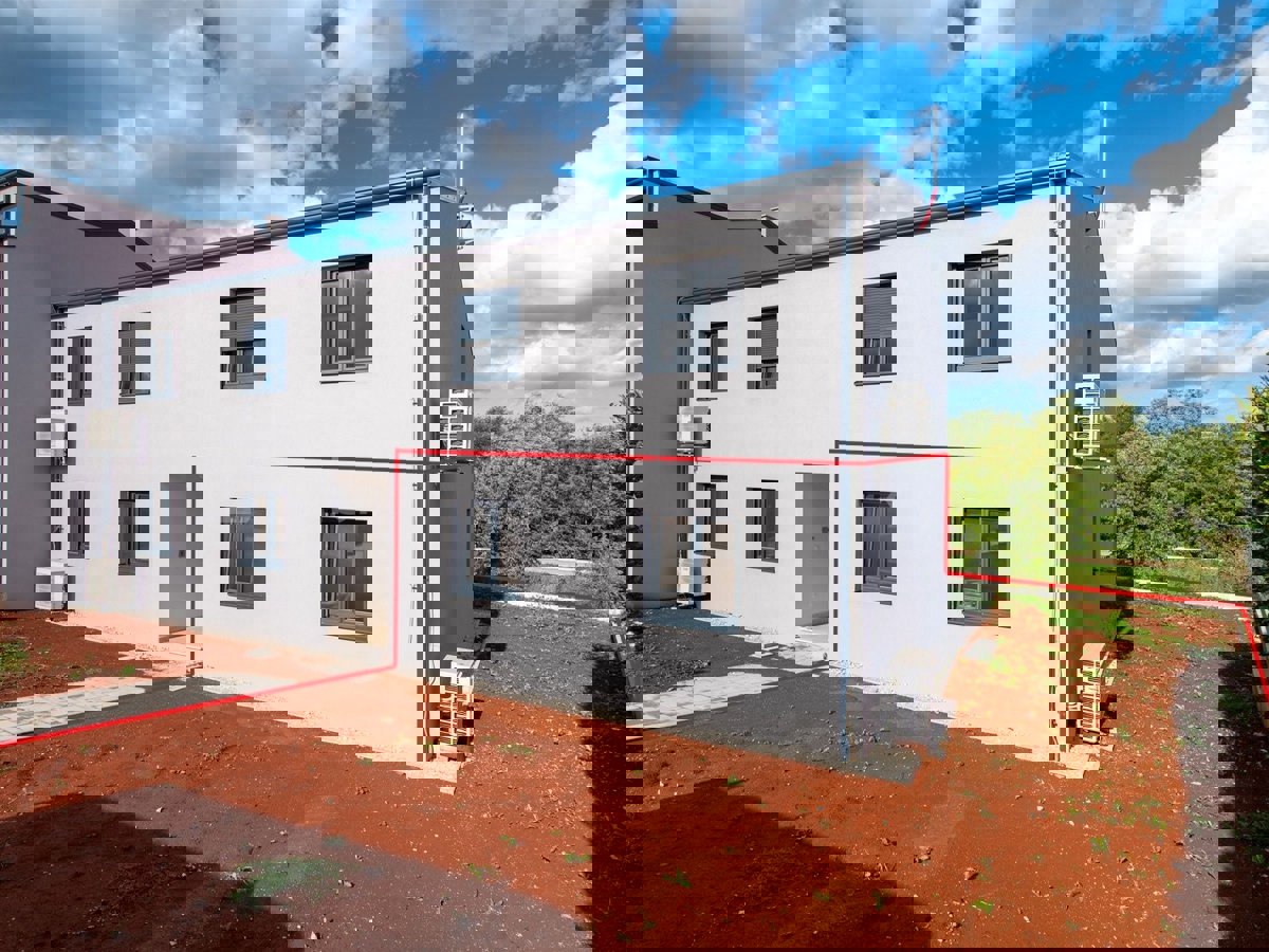 Nelle vicinanze di Parenzo - appartamento in un nuovo edificio, piano terra con GIARDINO!