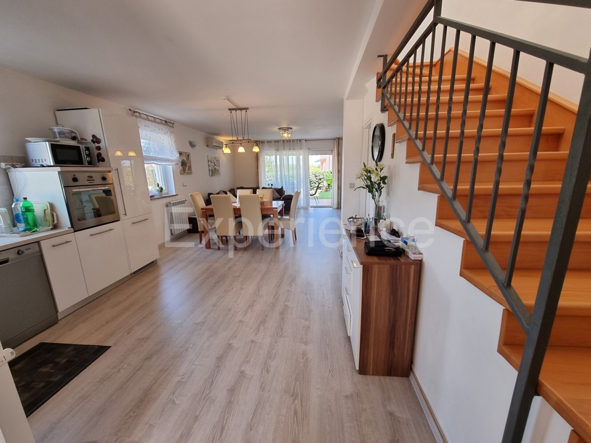 ISTRIA, vicino a Parenzo - a 2 km dal mare, attraente CASA CON GIARDINO!