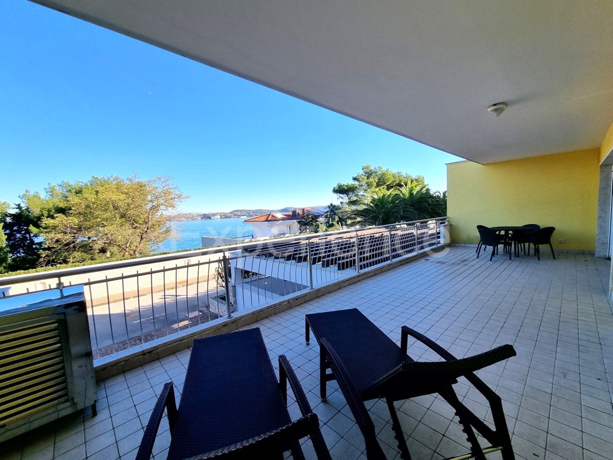 Crveni vrh - appartamento con spaziosa terrazza, VISTA MARE!