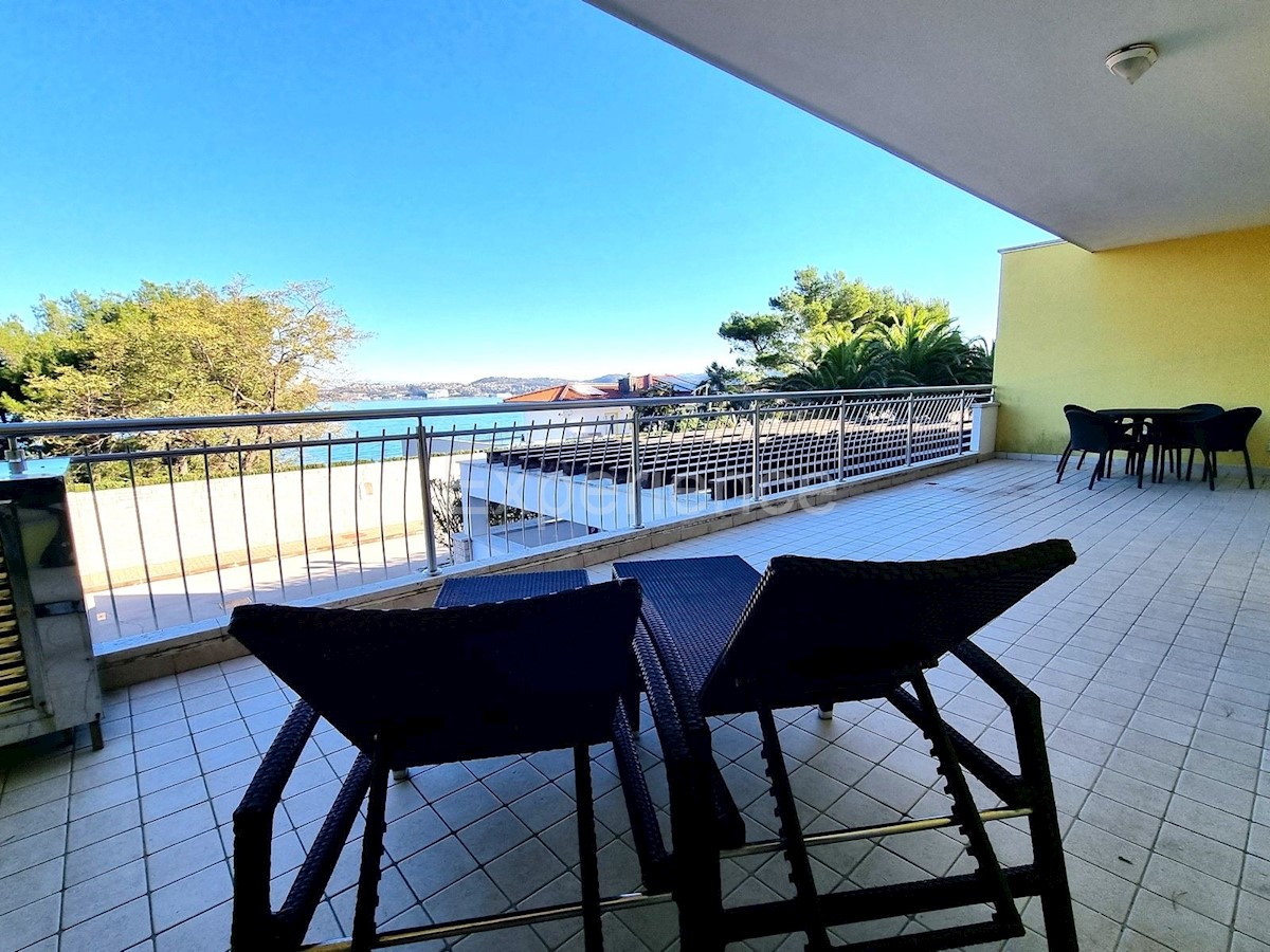 Crveni vrh - appartamento con spaziosa terrazza, VISTA MARE!