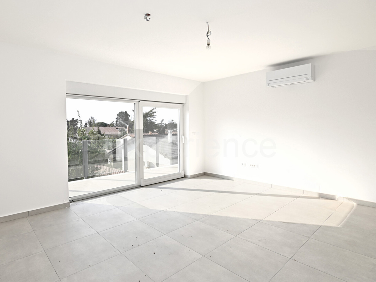 Savudrija - a circa 500 m dalla spiaggia, appartamento con garage, 1. piano