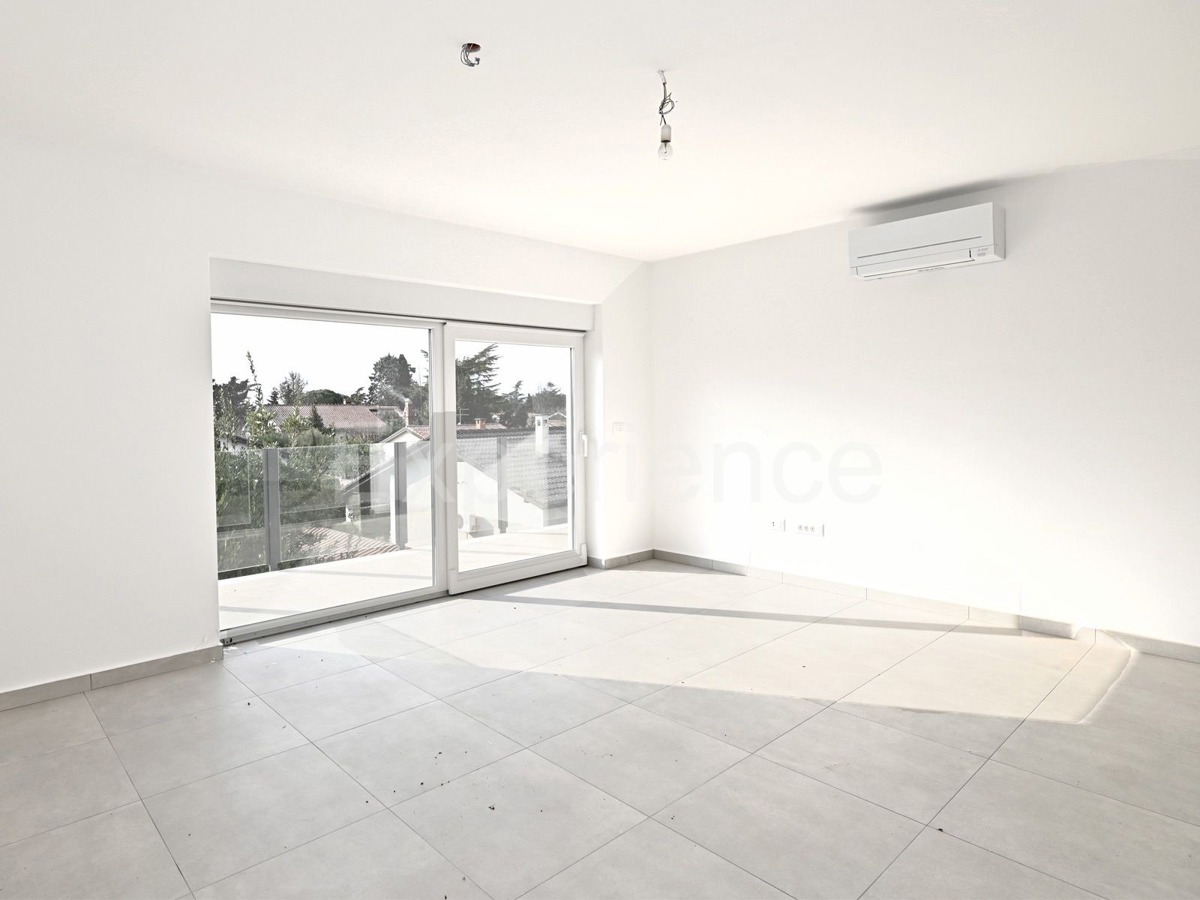 Savudrija - a circa 500 m dalla spiaggia, appartamento con garage, 1. piano