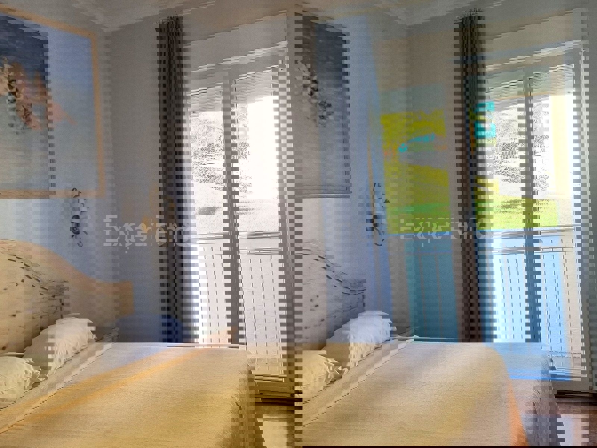 POSIZIONE ESCLUSIVA! Crveni Vrh - appartamento con spaziosa terrazza, a 130 metri dal mare!