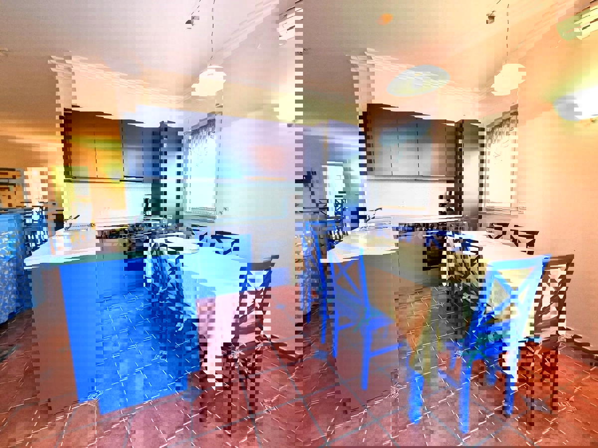 POSIZIONE ESCLUSIVA! Crveni Vrh - appartamento con spaziosa terrazza, a 130 metri dal mare!