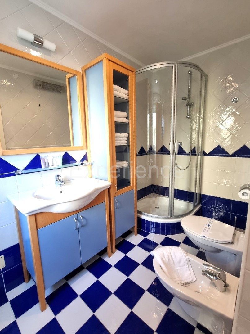 POSIZIONE ESCLUSIVA! Crveni Vrh - appartamento con spaziosa terrazza, a 130 metri dal mare!