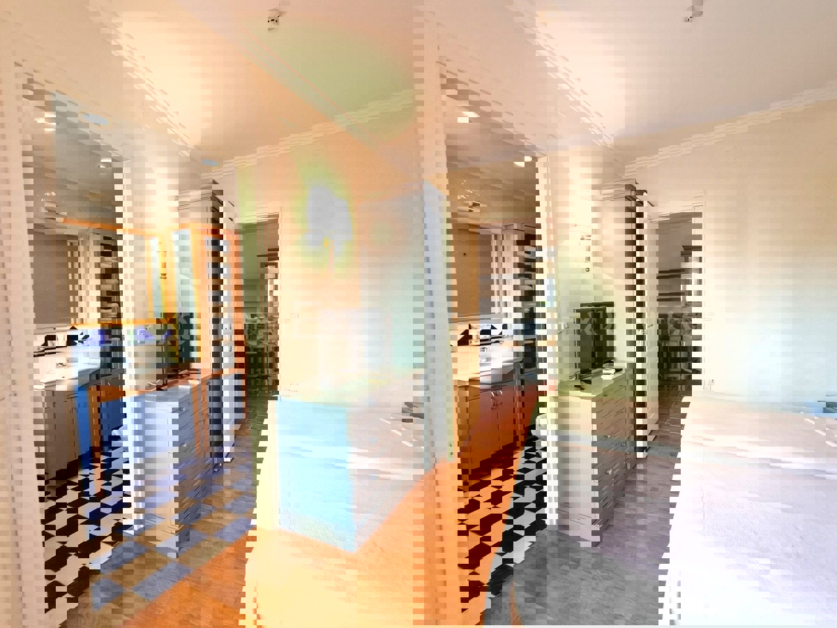 POSIZIONE ESCLUSIVA! Crveni Vrh - appartamento con spaziosa terrazza, a 130 metri dal mare!